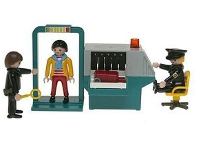 Quelle: http://www.amazon.com/Playmobil-3172-Security-Check-Point/dp/B0002CYTL2