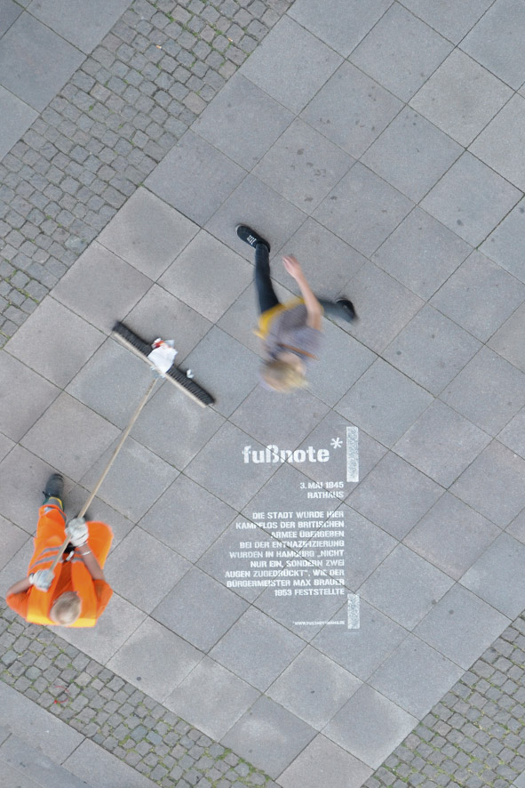 "Fußnote" vor dem Hamburger Rathaus