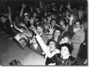 Weibliche Elvis Presley Fans in Ottowa (3. April 1957); Quelle: http://www.elvispresleymusic.com.au