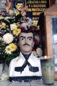 Büste von Jesús Malverde, mexikanischer Volksheld und Schutzpatron der Drogenschmuggler Quelle: Batianismo at the English language Wikipedia [GFDL or CC-BY-SA-3.0], via Wikimedia Commons