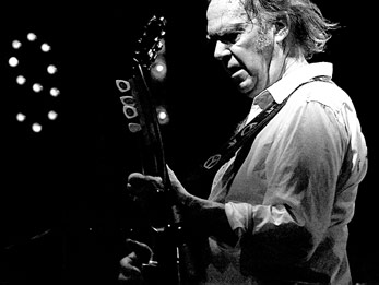 Neil Young bei einem Live-Auftritt 2008 in Florenz By Andrea Barsanti (Spirit Road) [CC-BY-2.0 or CC-BY-SA-3.0], via Wikimedia Commons
