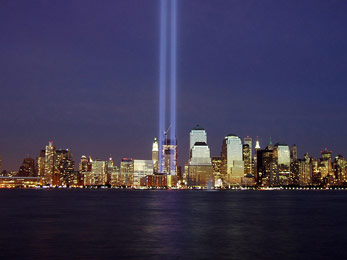 Gedenken an den 11. September 2001 – „Tribute in Light“ am Ground Zero (2004) Quelle: http://commons.wikimedia.org/wiki/File:Wtc-2004-memorial.jpg (Photo by Derek Jensen (Tysto), 2004-September-11) 