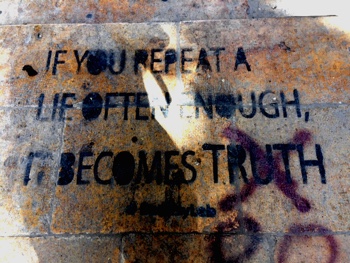 "If you repeat a lie often enough, it becomes truth." Streetart gesehen und fotografiert vom Autor